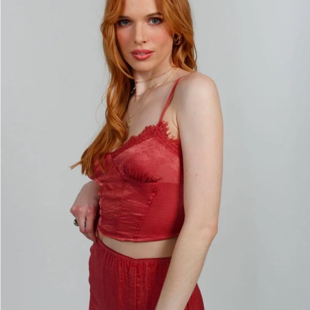 Chic Dusty Rose Lace Trim Crop Top - Picture 3 of 4